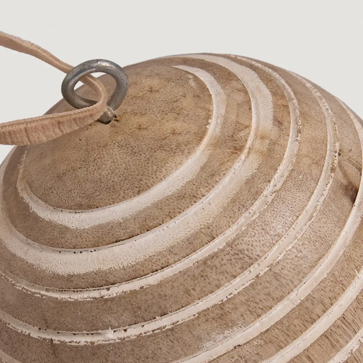 ADORNO NAVIDEÑO PARA ÁRBOL MAISON LINETT ESFERA MADERA RAYAS 8 CM - 3