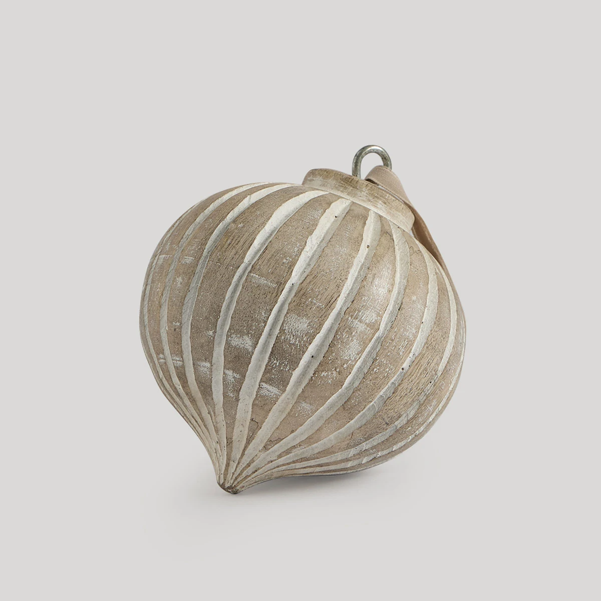 ADORNO NAVIDEÑO PARA ÁRBOL MAISON LINETT CEBOLLA MADERA RAYAS 10 CM - 2