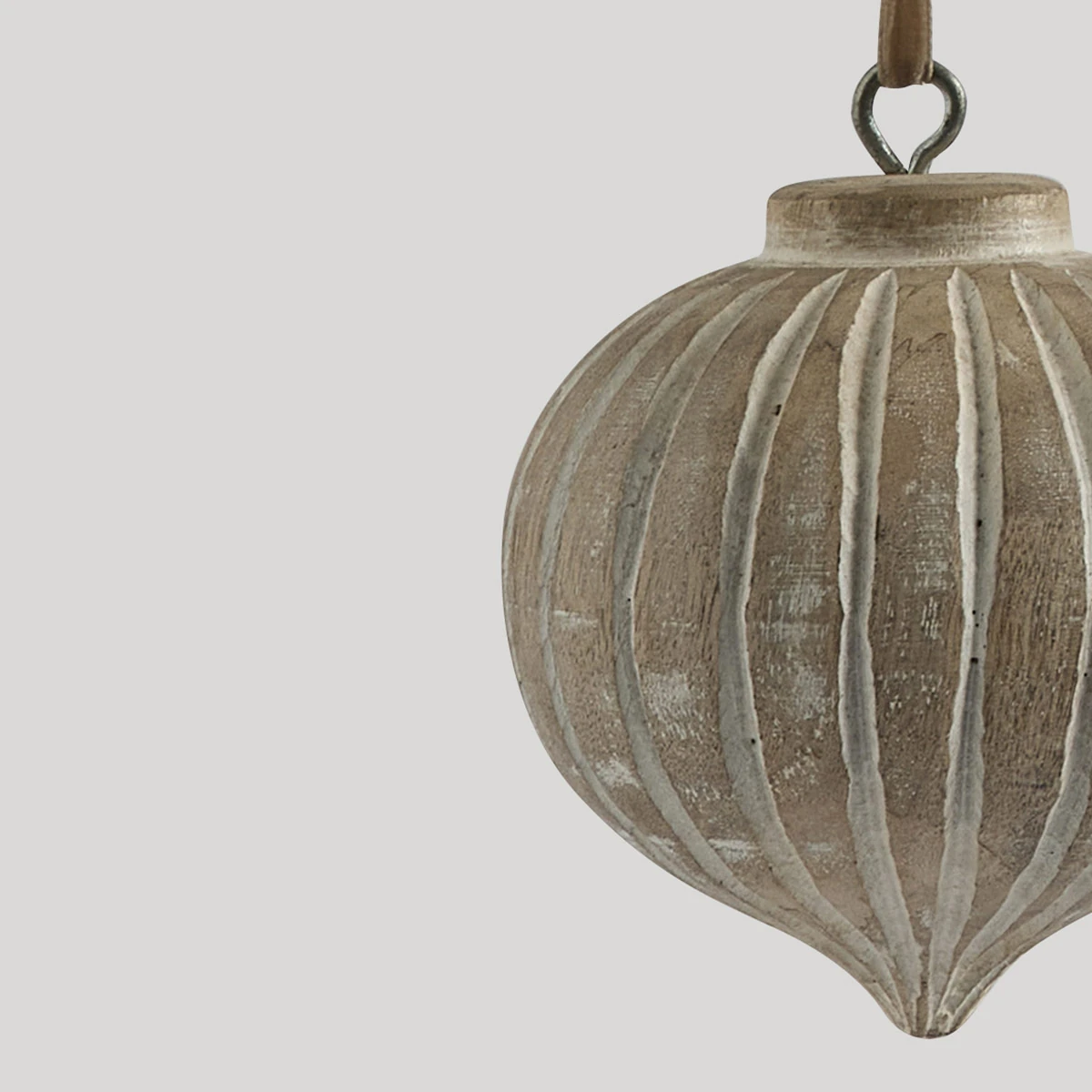 ADORNO NAVIDEÑO PARA ÁRBOL MAISON LINETT CEBOLLA MADERA RAYAS 10 CM - 3