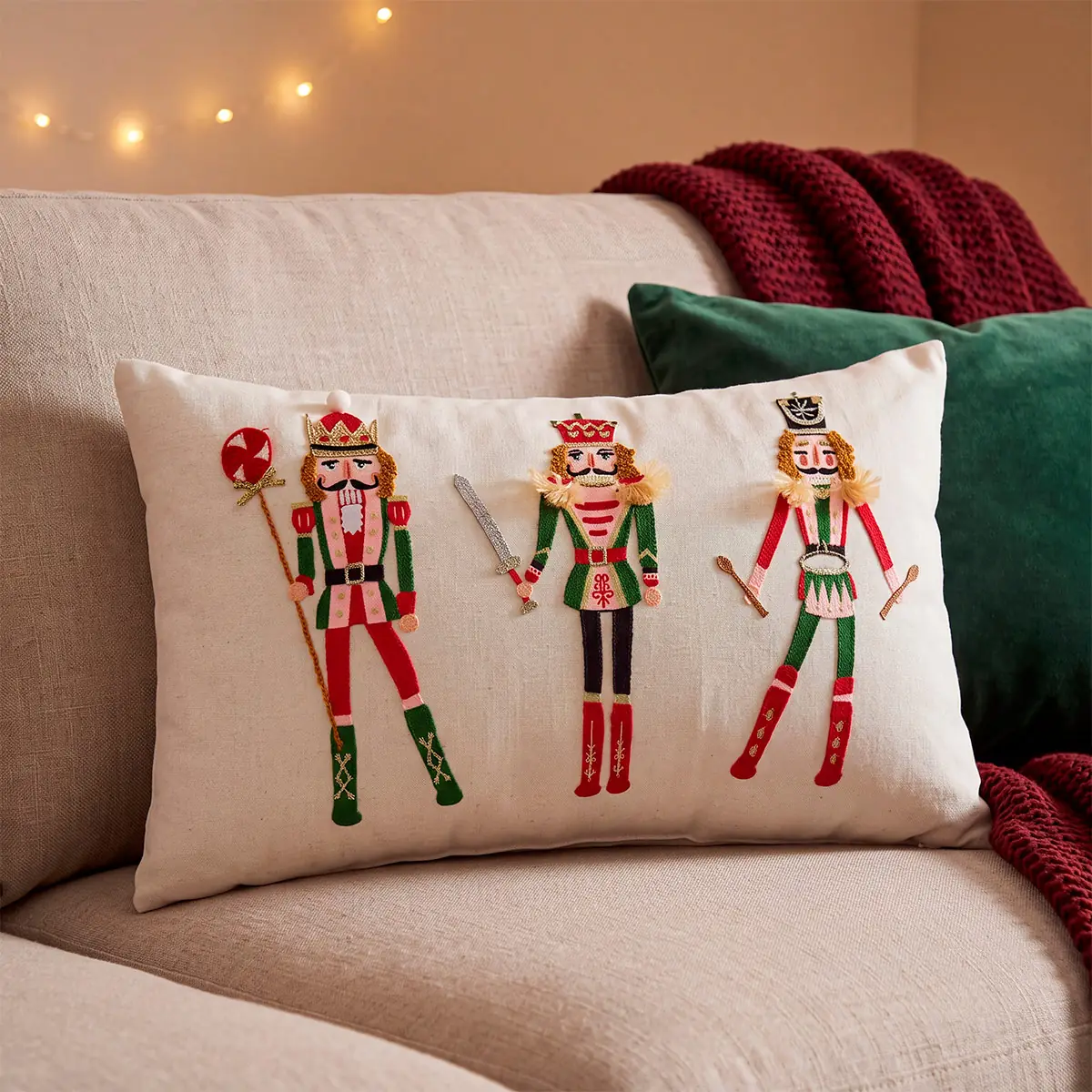 COJÍN NAVIDEÑO RIPLEY HOME CASCANUECES 48X26 CM - 1