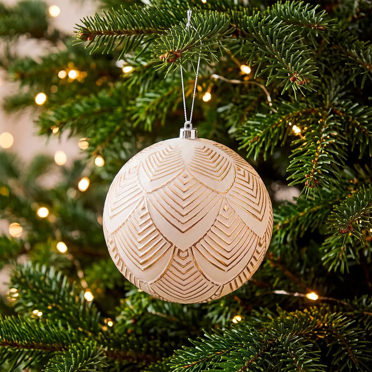 ADORNO NAVIDEÑO PARA ÁRBOL RIPLEY HOME ESFERA RAYAS GOLD 15 CM - 1