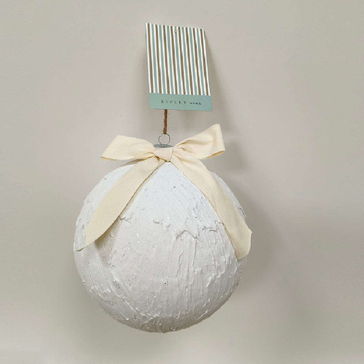 ADORNO NAVIDEÑO RIPLEY HOME NORDIC XMAS ESFERA LAZO BLANCO - 1