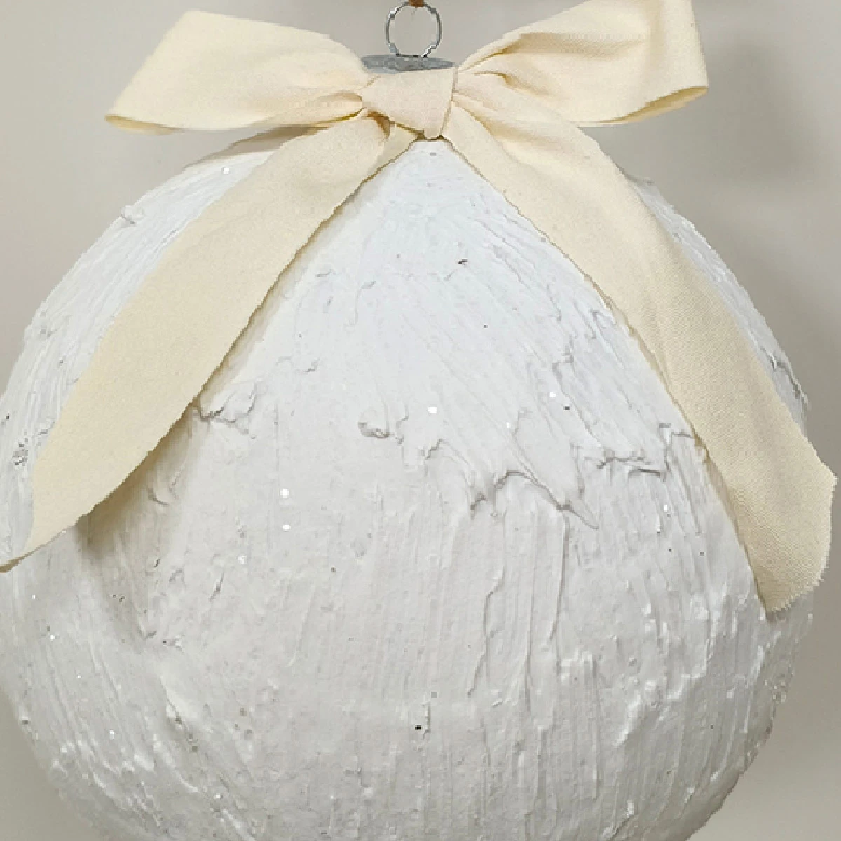 ADORNO NAVIDEÑO RIPLEY HOME NORDIC XMAS ESFERA LAZO BLANCO - 2