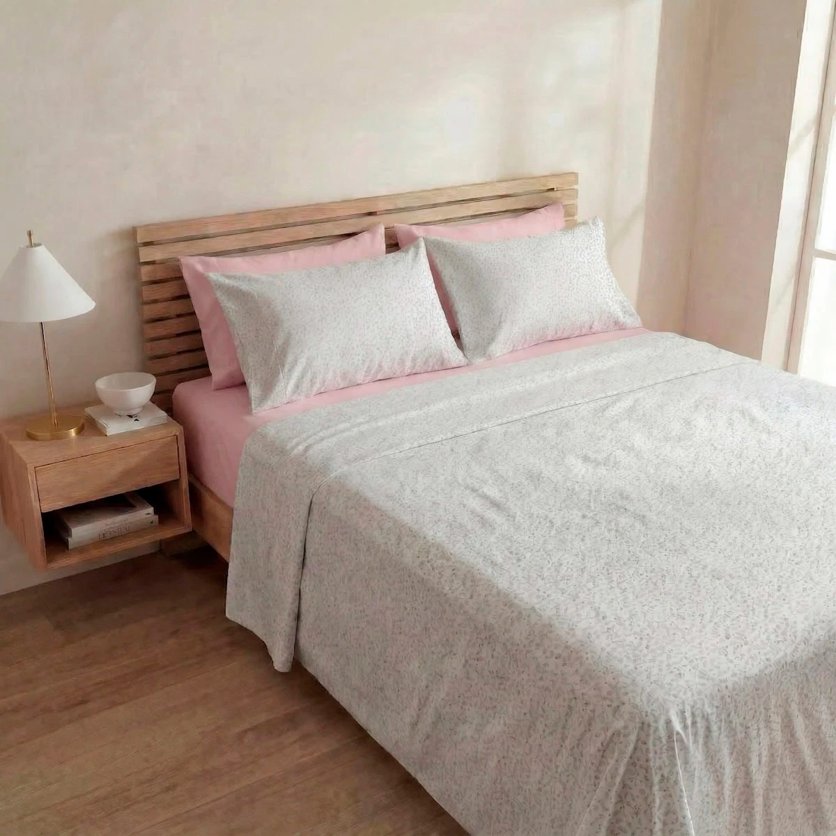 SET DE SÁBANAS ESTAMPADA/LISA 1.5 PLAZAS + 2 FUNDAS DE ALMOHADA ROSA/FLORES - 1