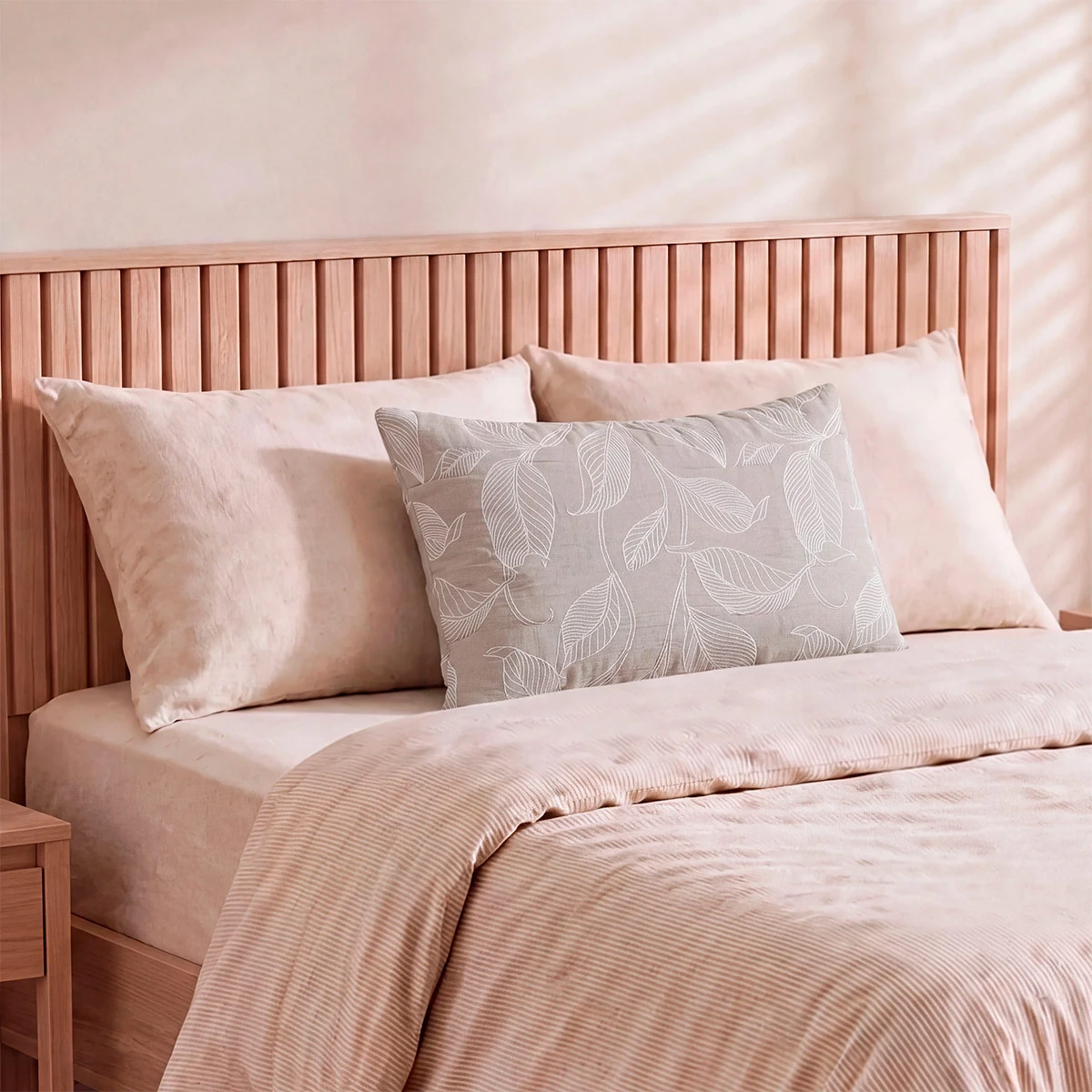 FUNDA DE ALMOHADA RIPLEY HOME CUBRECAMA JACQUARD 50X70 CM HOJAS TAUPE - 1