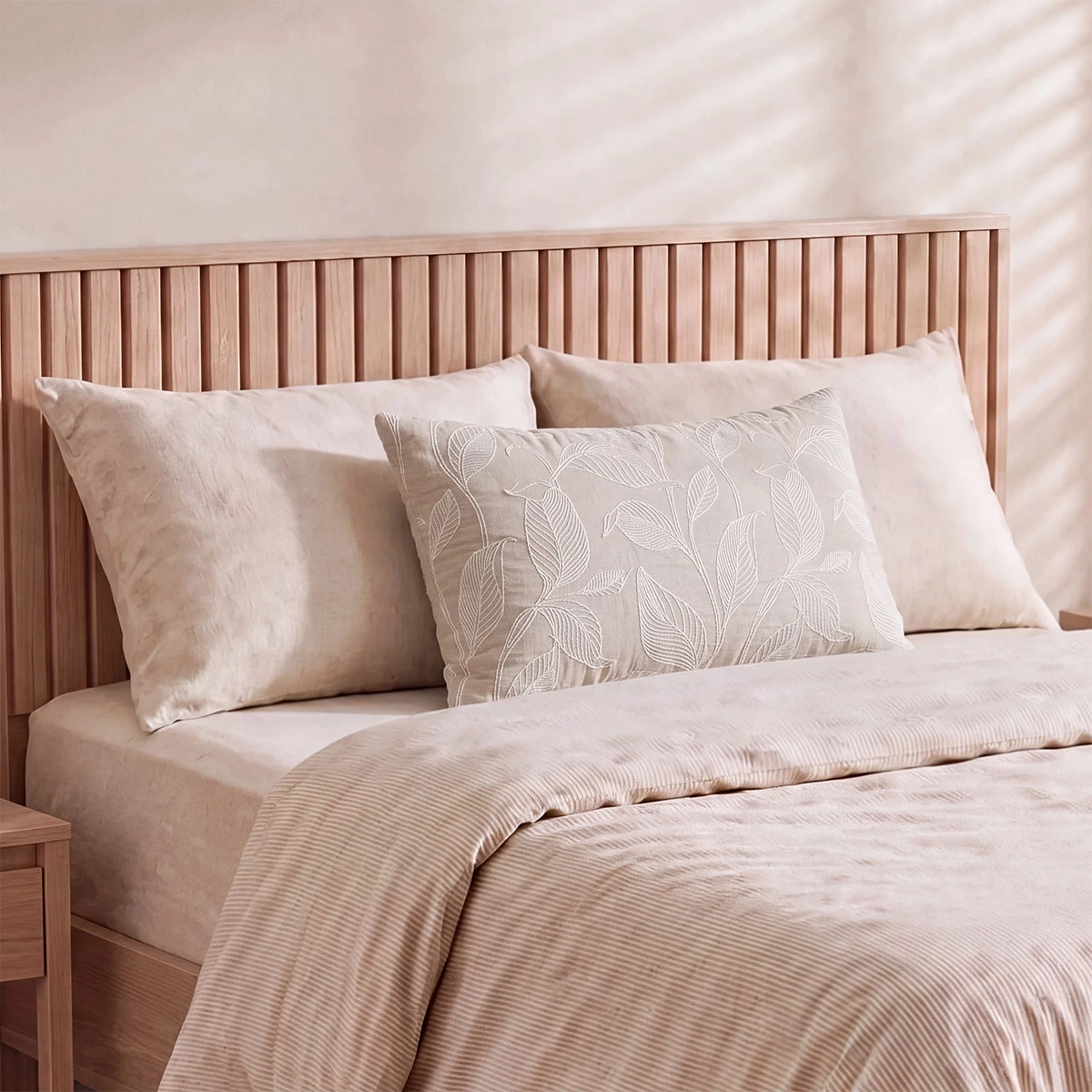 FUNDA DE ALMOHADA RIPLEY HOME CUBRECAMA JACQUARD 50X90 CM HOJAS TAUPE - 1