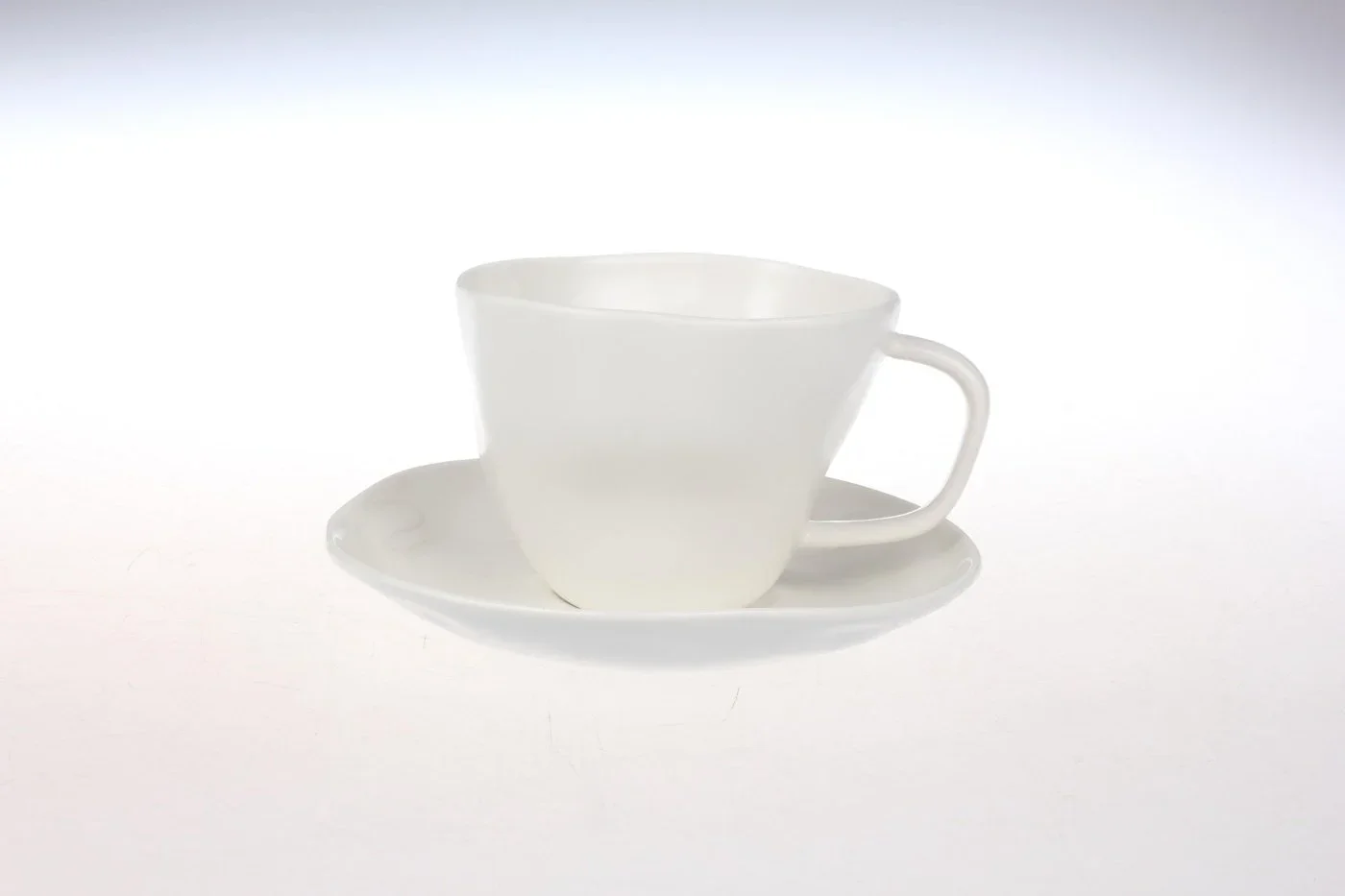 SET VAJILLA MAISON LINETT TAZA + PLATO CAFÉ IRREGULAR BLANCO ART PORCELANA 2 PIEZAS - 1